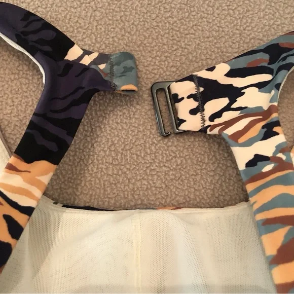 ATHLETA Maldives high neck swim top. Underwire. Excellent condition. Sz 38D/DD - Picture 3 of 12